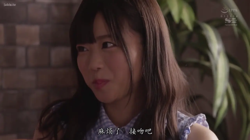 室内 · 脸部特写 · 中文字幕 · 微笑着看着对方 · 格子纹上衣