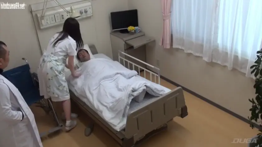 病房 · 病床 · 护士服 · 专注 · 角色扮演 · 全景 · 弯腰 · 护理