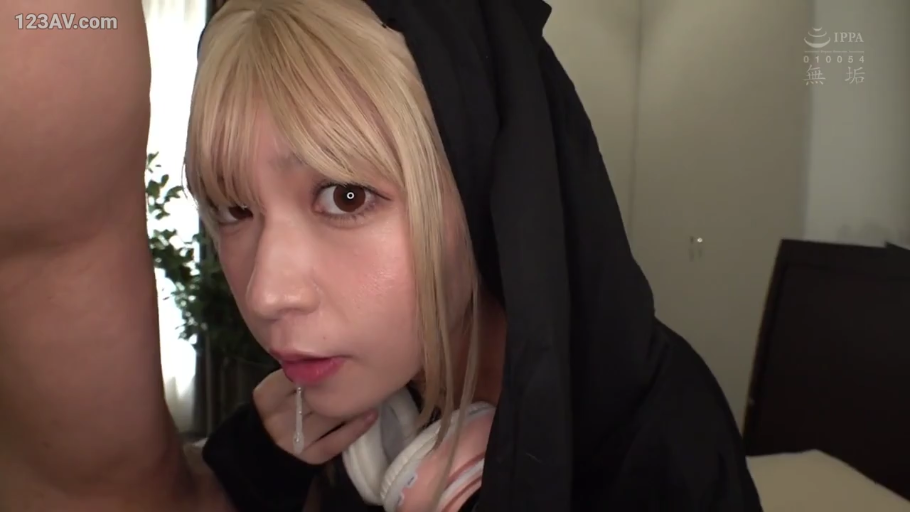 室内 · 俯身 · 脸部特写 · 诱惑 · 凝视 · 耳机 · 日本AV · 黑色连帽衫