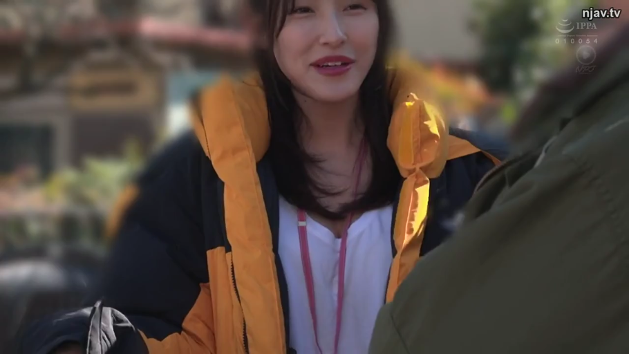 自然放松 · 顔のクローズアップ · 屋外 · 羽绒服 · 日常服装 · 工牌挂绳