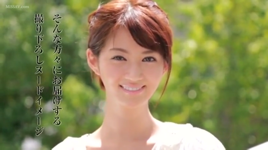 脸部特写 · 白色上衣 · 树林 · 甜美微笑 · 画面带有日语文字水印