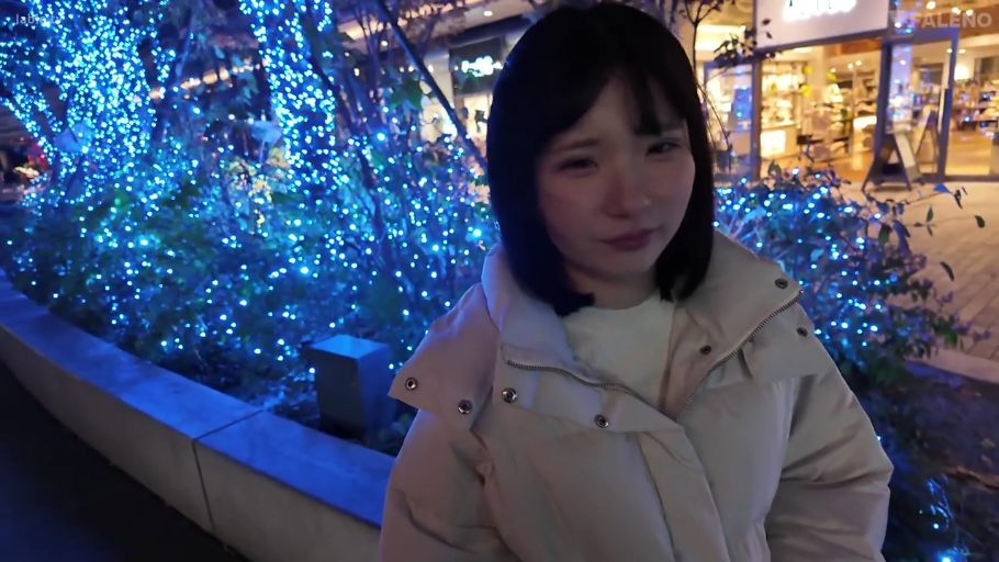 站立 · 微笑 · 面部特写 · 注视镜头 · 短发 · 户外夜景 · 羽绒服