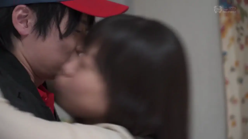 室内 · 脸部特写 · 陶醉 · 拥抱 · 休闲装 · 接吻 · 动作模糊