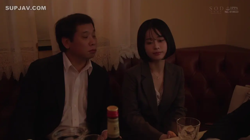平静 · 酒杯 · 昏暗灯光 · 包厢 · 人物半身特写 · 女性穿西装外套