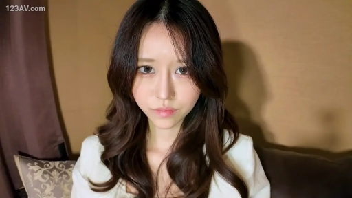 室内 · 脸部特写 · 白色上衣 · 注视 · 长发 · 高冷 · 正面