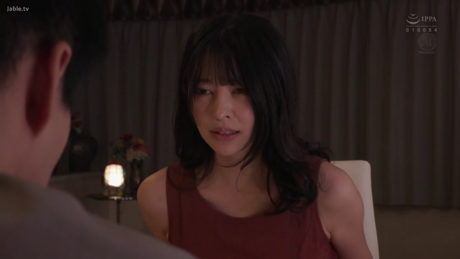 寝室 · 渇望 · デスクライト · 昏暗灯光 · 女性面部特写 · 深红色无袖上衣