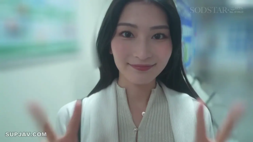 上半身特写 · 温柔 · 室内走廊 · 米色紧身内搭