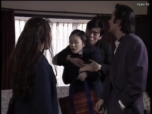 惊慌 · 室内房间 · 深色制服外套 · 手提袋 · 强迫氛围 · 人物半身中景