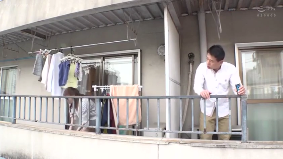 饮料 · 条纹长袖上衣 · 公寓阳台 · 男子面露注视神情