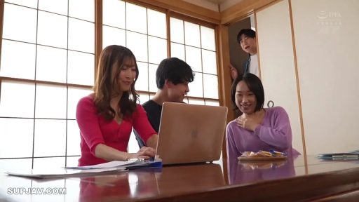 坐姿 · 和室 · 中景 · 微笑 · 笔记本电脑 · 多人 · 休闲服 · 观看电脑