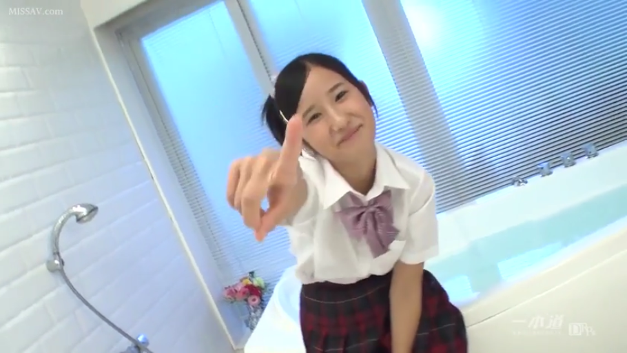 坐姿 · 校服 · 浴室 · 中景