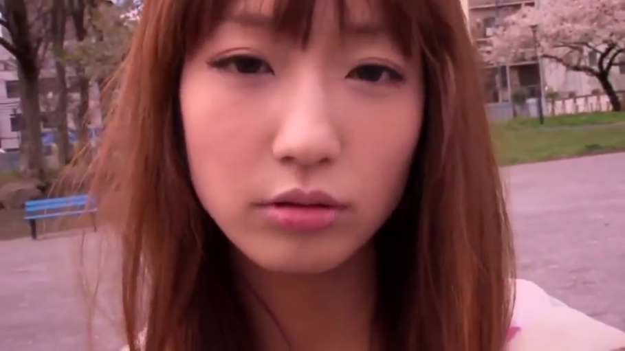 忧郁 · 脸部特写 · 凝视 · 公园 · 正面 · 浅色上衣 · 棕发