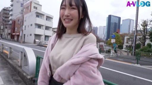 灿烂微笑 · 户外街道 · 上半身镜头 · 粉色绒毛外套