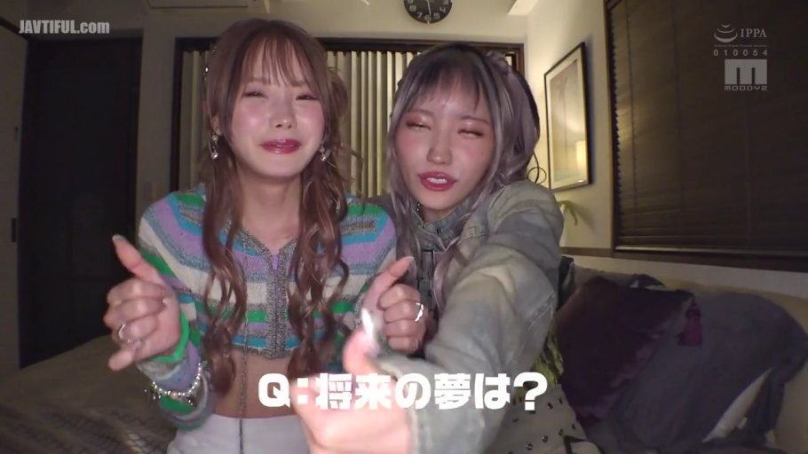 室内卧室 · 对话状态 · 短款彩色针织开衫 · 上半身中景 · 画中字幕显示Q: 将来的梦想是什么