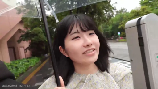自然 · 碎花上衣 · 户外街道 · 乐器硬盒 · 雨天 · 女性面部特写
