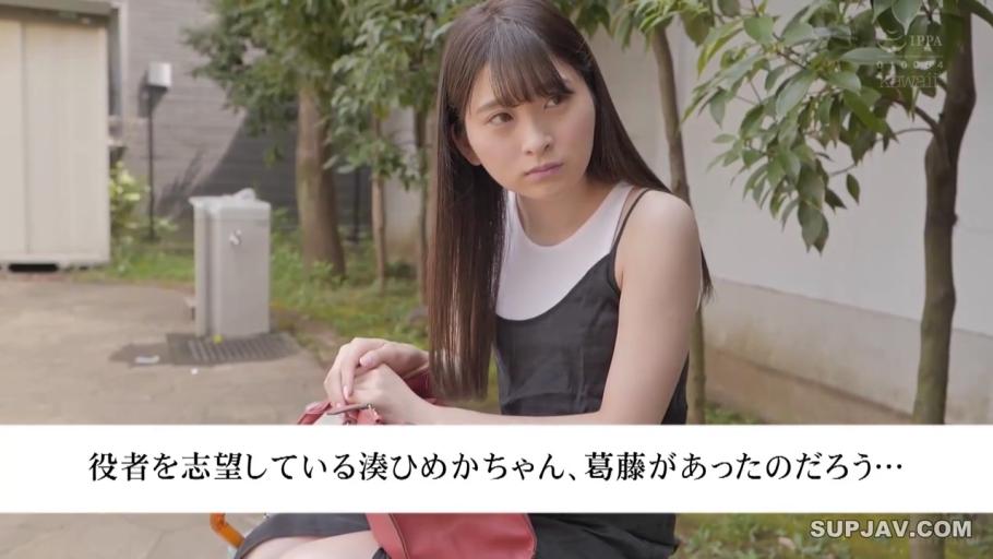 困惑 · 面部特写 · 长椅 · 日文字幕 · 红色挎包 · 白色背心叠穿黑色吊带裙