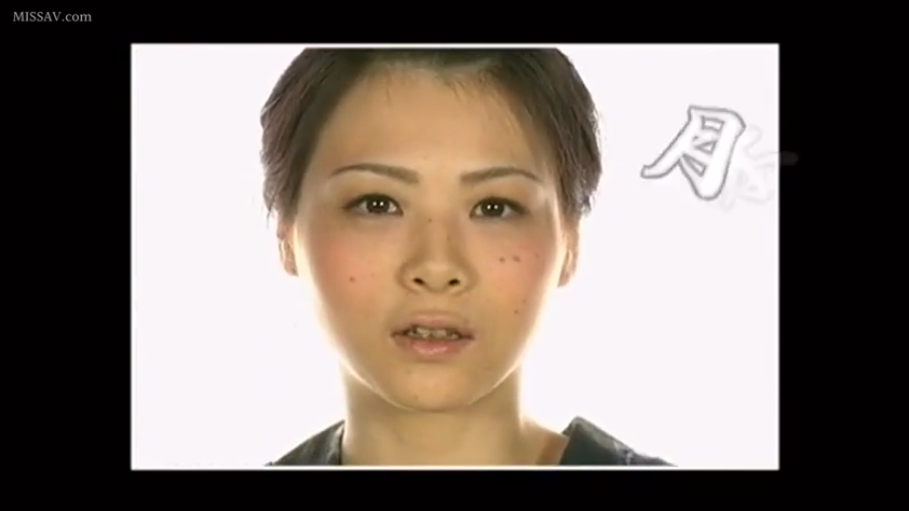 脸部特写 · 摄影棚 · 深色上衣 · 神情平淡 · 画质有年代感