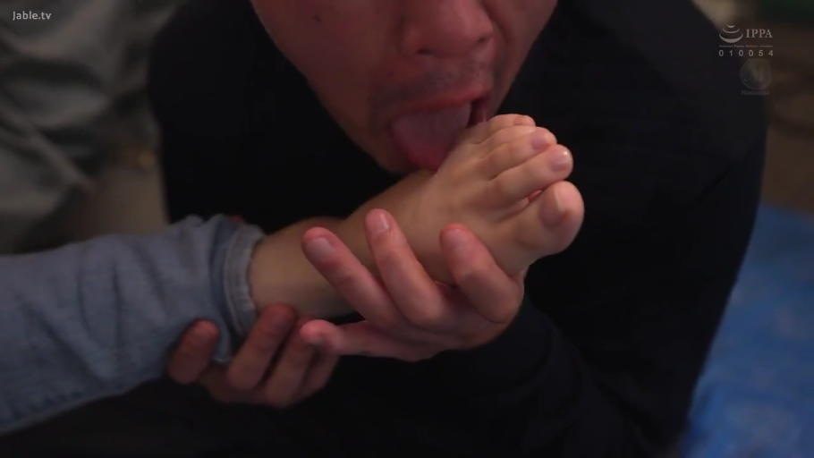 室内 · 专注 · 口舌特写 · 舔足 · 穿牛仔裤
