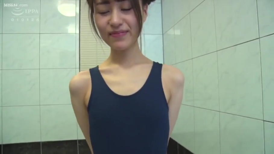 脸部特写 · 浴室 · 微笑 · 深蓝色连体泳衣