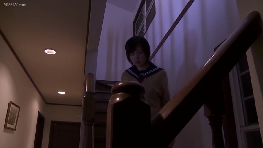 室内楼梯 · 卡其色开衫 · 神情忧郁 · 人物半身特写