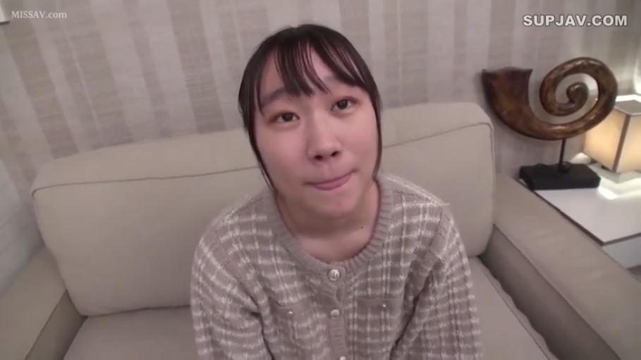 坐姿 · 羞涩 · 面部特写 · 注视 · 室内沙发 · 素人 · 针织开衫