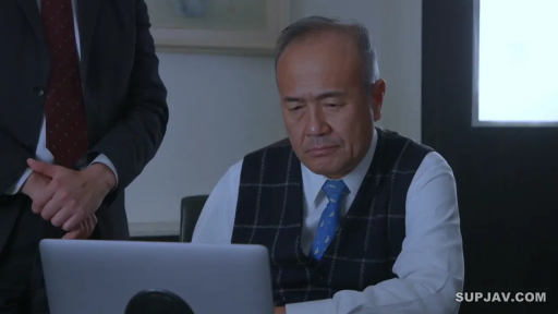 思考 · 办公室 · 格子马甲 · 中年男性面部特写