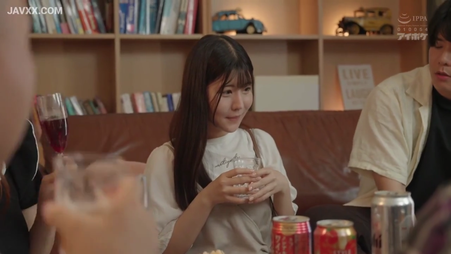 社交神态 · 书架背景 · 背带裙 · 玻璃杯 · 年轻女性面部特写 · 书架装饰