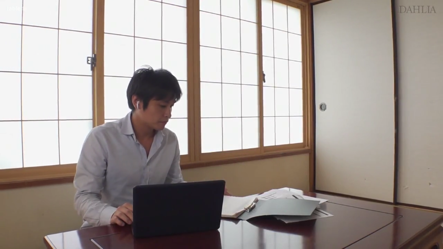 坐姿 · 全身 · 专注 · 和室 · 衬衫 · 笔记本电脑 · 职场 · 工作