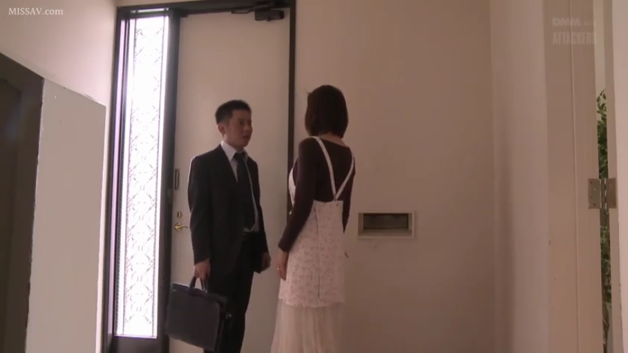 交谈 · 玄关 · 公文包 · 室内光线明亮 · 女人穿深色长袖配背带裙