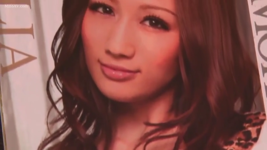 室内 · 脸部特写 · 微笑 · 注视镜头 · 长发 · 豹纹上衣 · 侧头