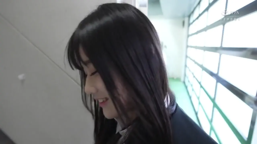 微笑 · 走廊 · 脸部侧写 · 制服外套