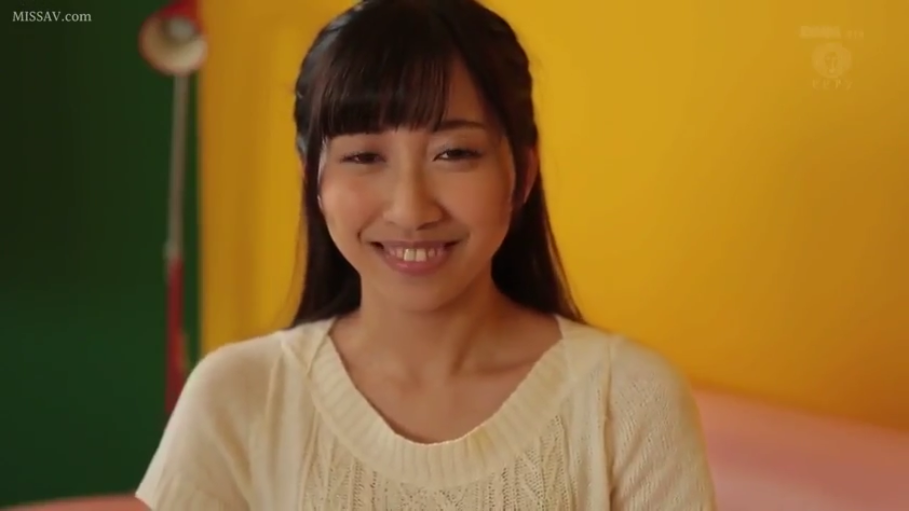 室内 · 脸部特写 · 微笑 · 注视镜头 · 正面坐姿 · 白色针织衫 · 黑长直