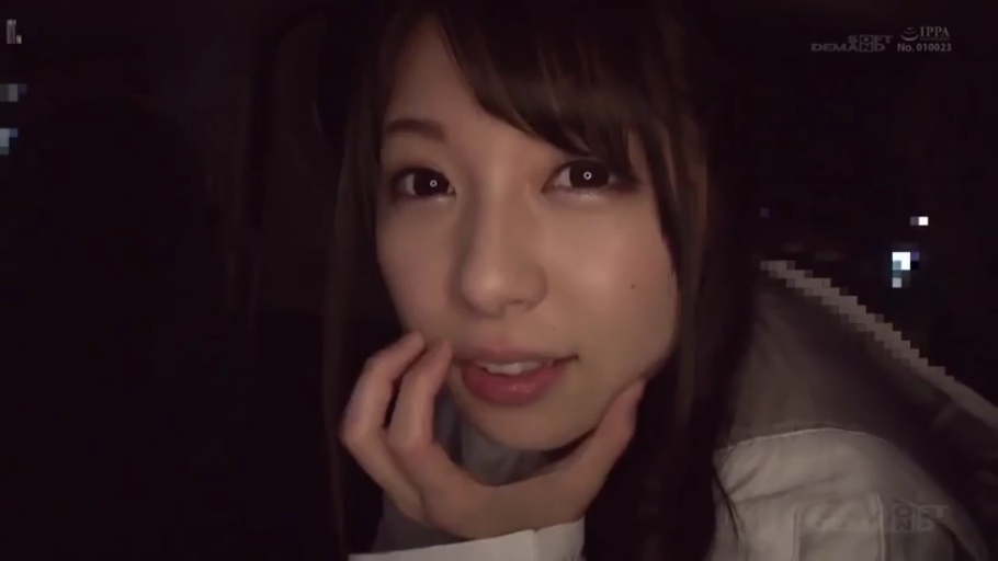 室内 · 脸部特写 · 微笑 · 白色上衣 · 托腮 · 眼神交流 · 日本
