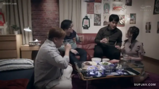 坐姿 · 全景 · 自然 · 客厅 · 酒杯 · 多人 · 休闲服 · 聚会