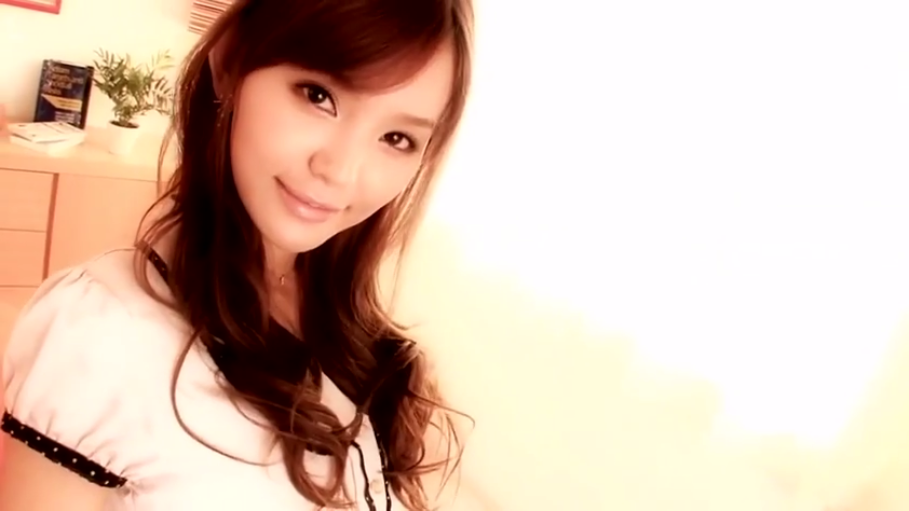 注视镜头 · 甜美微笑 · 棕色长发 · 住宅室内 · 面部近景 · 休闲上衣 · 微微前倾 · 书籍背景