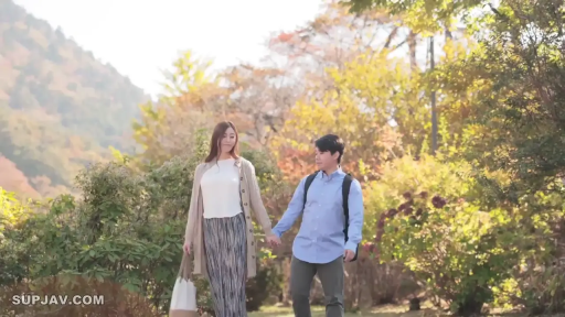 平静 · 休闲服 · 散步 · 背包 · 情侣 · 户外公园 · 牵手行走