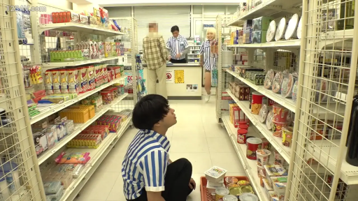 微笑 · 便利店 · 条纹制服上衣 · 收银台设备 · 货架摆满商品 · 收银台处的女性工作人员