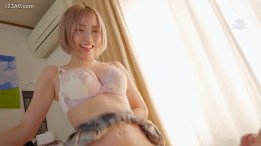 室内 · 半身 · 短发 · 开怀大笑 · 正面 · 蕾丝文胸 · 撩起裙子