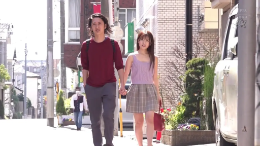 红色长袖上衣 · 自然微笑 · 红色手提包 · 户外日光 · 人物全身中景 · 日本住宅街道