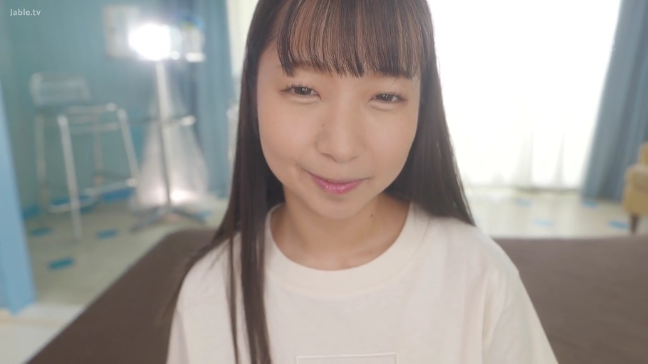 卧室 · 含情脉脉 · 面部特写 · 白色T恤 · 光线明亮