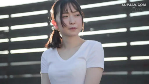 站立 · 平静 · 户外 · 自然光 · 白色T恤 · 中景特写 · 看向一侧