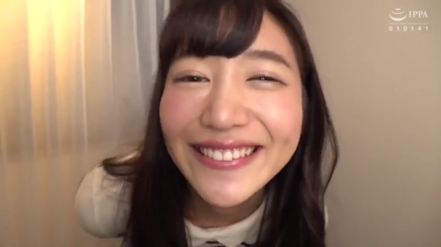 室内 · 面部特写 · 白色上衣 · 开朗
