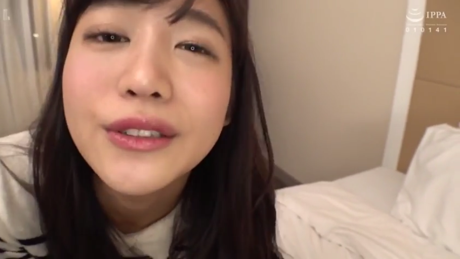 脸部特写 · 床上 · 条纹上衣 · 嘴唇微张 · 光线明亮