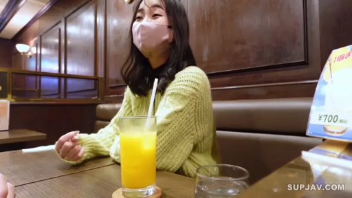 微笑 · 卡座 · 口罩 · 女生面部特写 · 浅绿色针织毛衣
