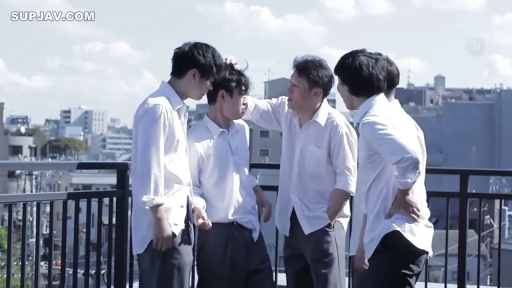 站立 · 中景 · 白衬衫 · 多人 · 栏杆 · 对峙 · 愤怒 · 天台