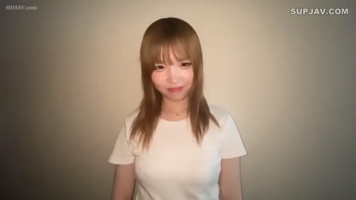 室内 · 上半身特写 · 微笑 · 白色T恤