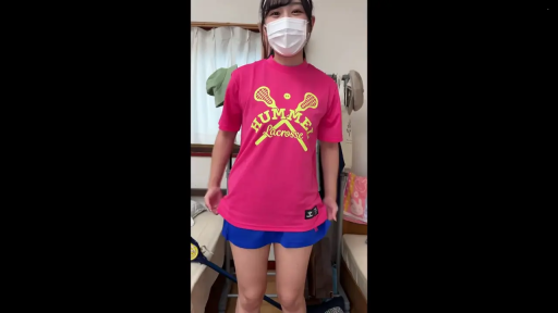 室内 · 全身 · 站姿 · 粉色T恤 · 口罩 · 亚洲女性 · 戴口罩 · 面向镜头