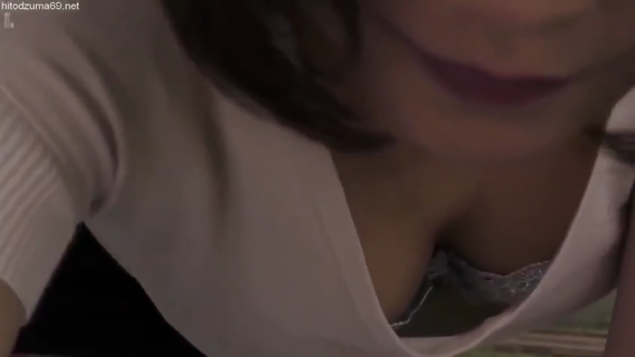 室内 · 乳沟特写 · 不可见 · 白色低胸上衣