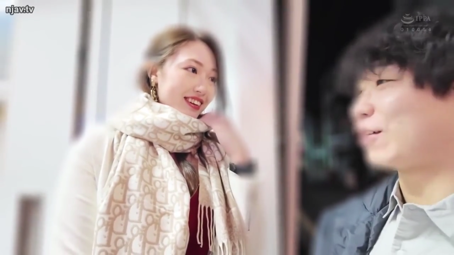 微笑 · 室外 · 名牌印花围巾 · 夜间光线 · 女子脸部特写 · 名牌围巾