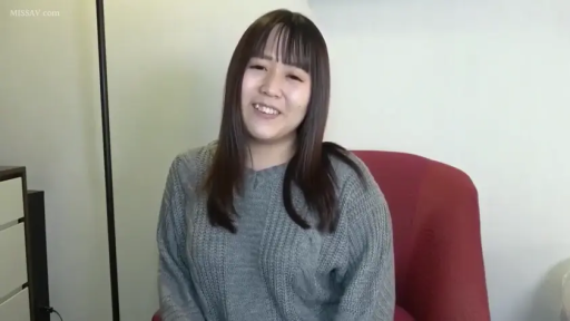 室内 · 坐姿 · 微笑 · 面对镜头 · 半身特写 · 灰色毛衣 · 长直发 · 红色椅子